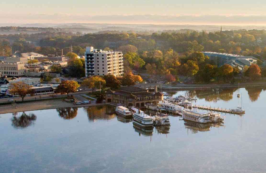 Lake Geneva, WI 的 VISIT Lake Geneva