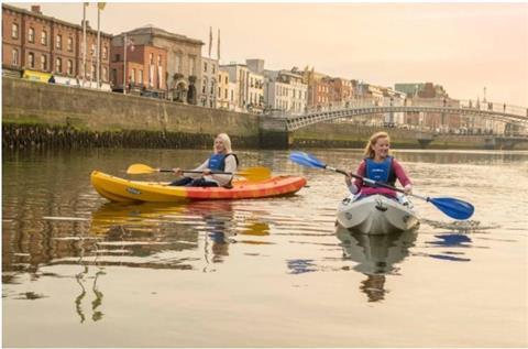Kajakken in de stad op de rivier de Liffey