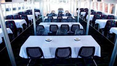 Perth, AUにおけるCaptain Cook Cruises