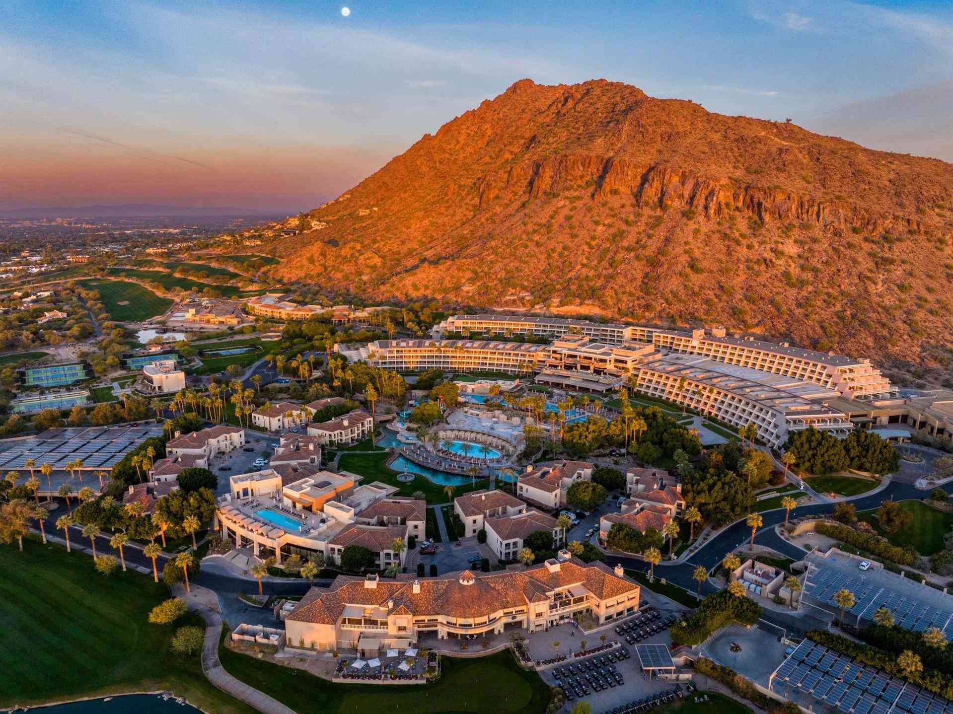 THE PHOENICIAN, A LUXURY COLLECTION RESORT в Scottsdale, AZ