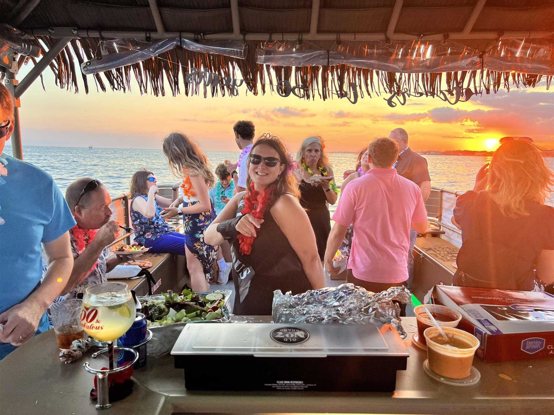 Oakdale, NY의 Tiki Boat Long Island