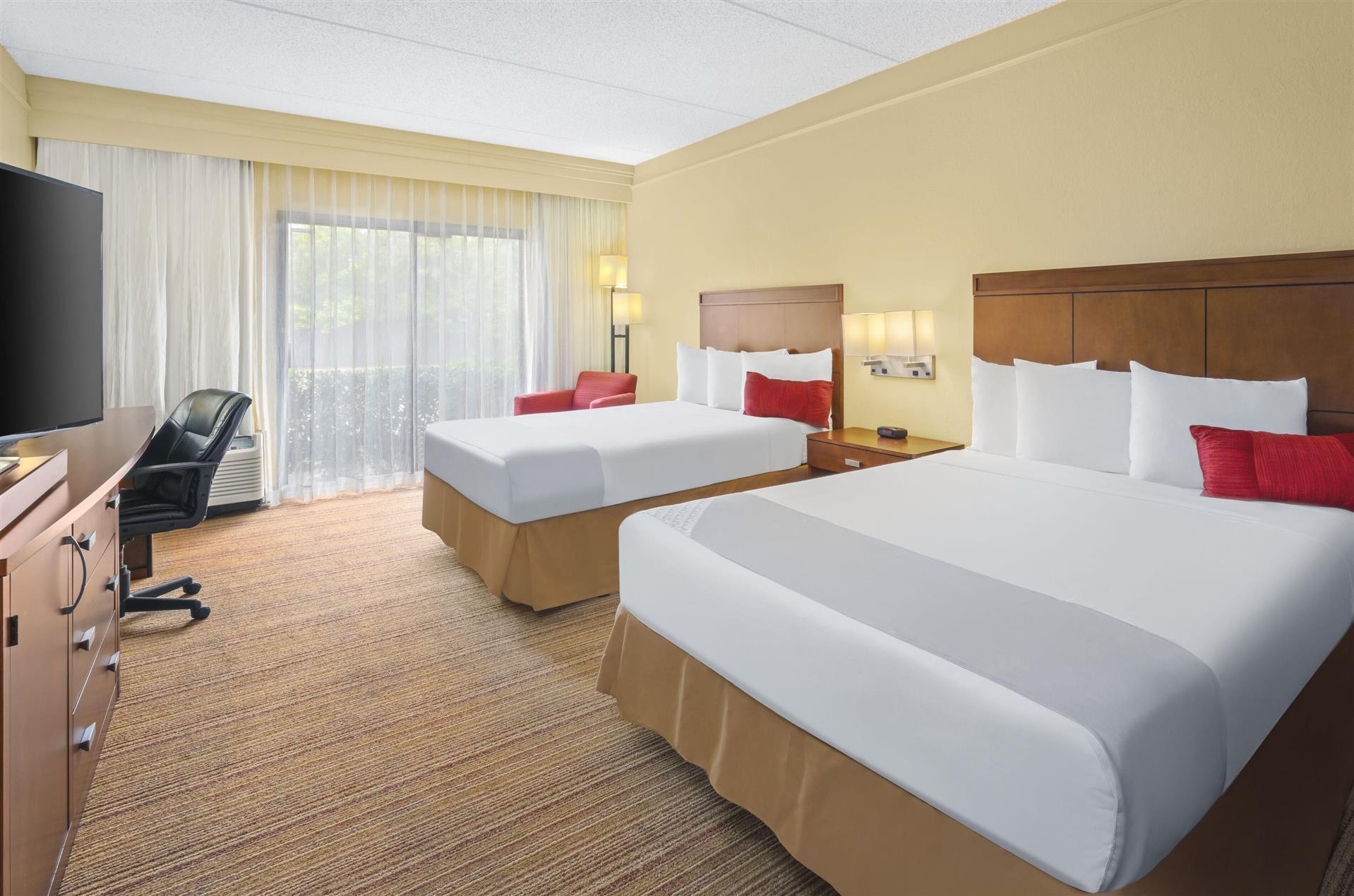 Super 8 by Wyndham Dallas Love Field Airport image