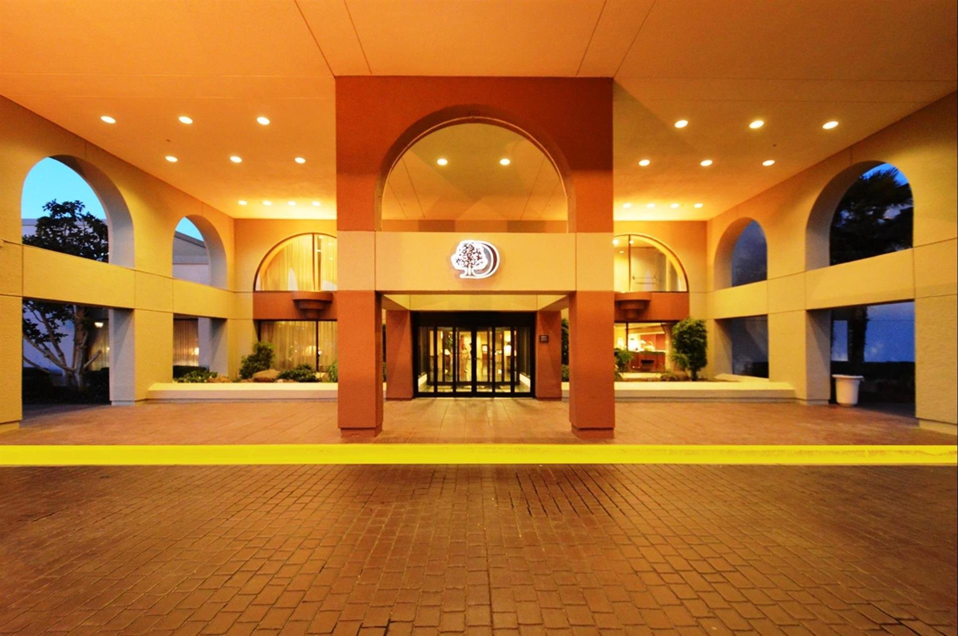 DoubleTree by Hilton Hotel Newark - Fremont image