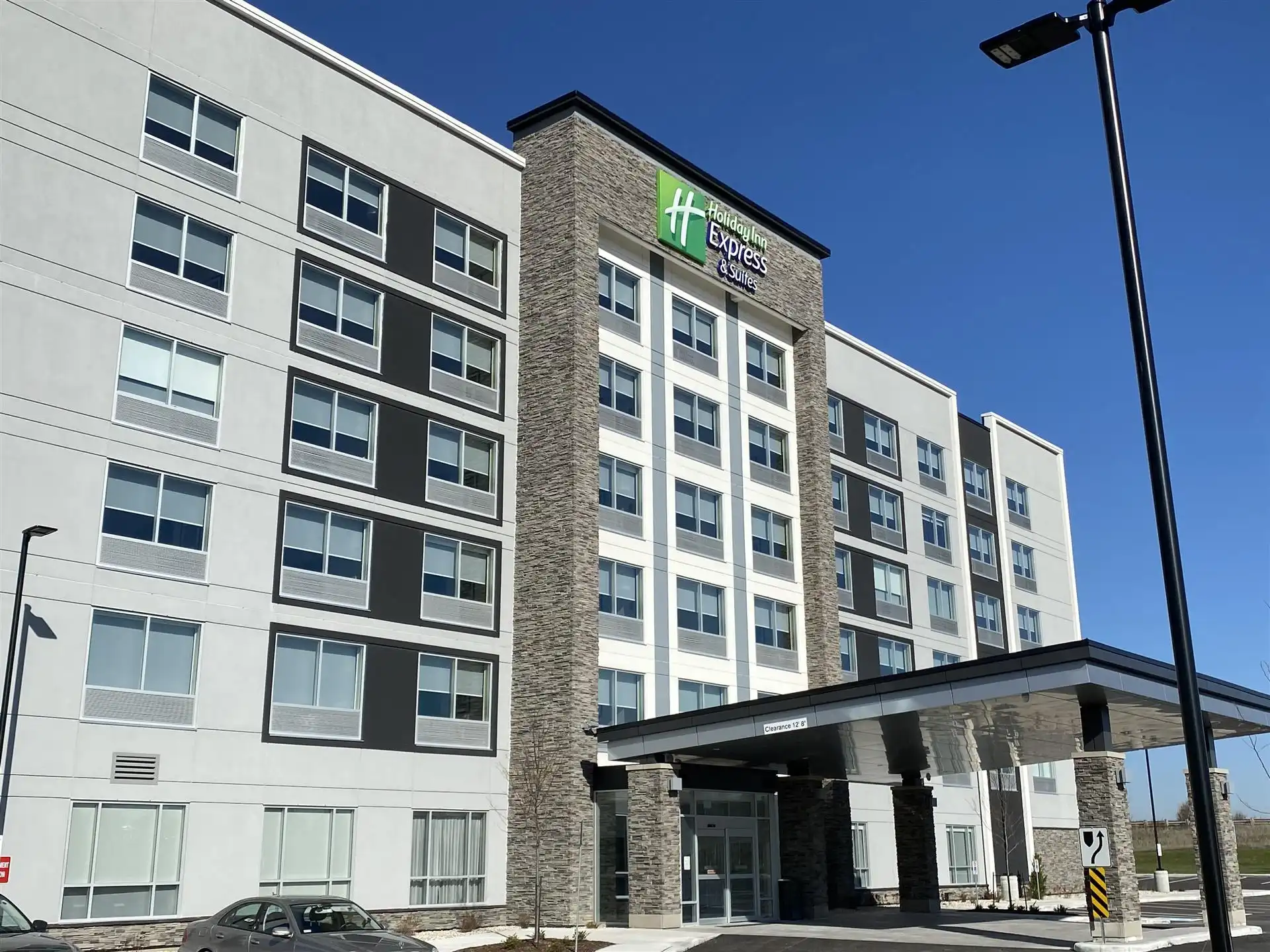 Holiday Inn Express & Suites Aurora в Аврора, ON