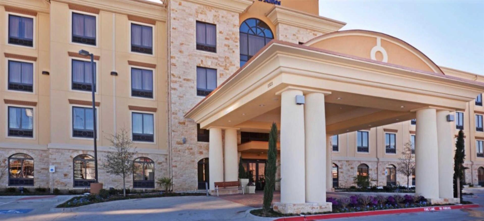 Comfort Inn & Suites - Dallas image