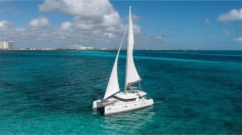 Excursiones en catamarán a Isla Mujeres con esnórquel y bar abierto