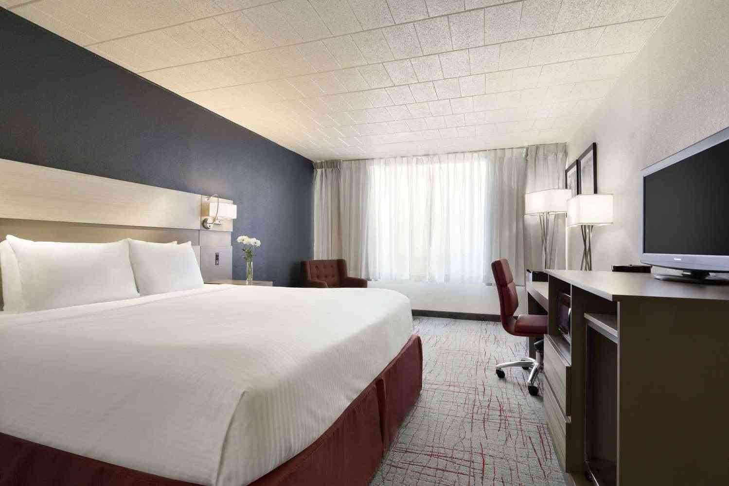 Ramada by Wyndham Beaver Falls в Beaver Falls, PA